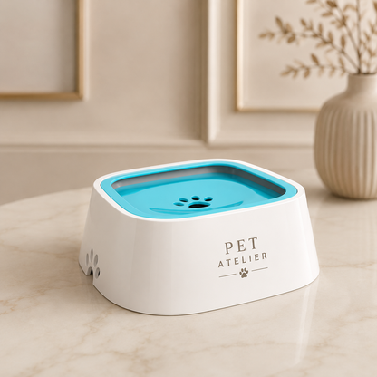 Ciotola d’acqua PET ATELIER bianca con interno turchese su superficie in marmo, design moderno e minimal con dettagli eleganti