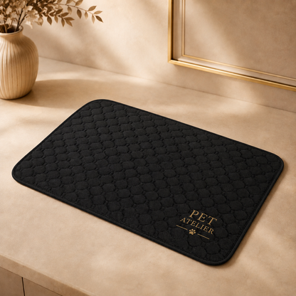 Tappetino imbottito PET ATELIER nero con motivo trapuntato, presentato in ambientazione luxury con dettagli marmo e decorazioni eleganti